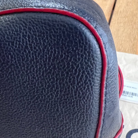 Louis Vuitton
NeoNoe Handbag Monogram Empreinte Leather MM - Picture 5 of 16